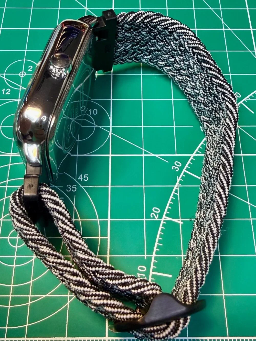 Skmei Mens quarts watch with braided loop band silver black